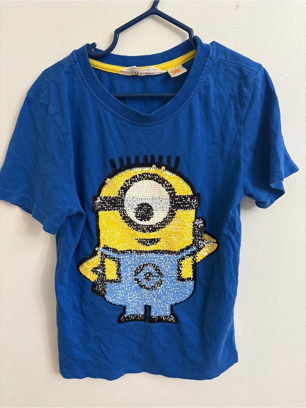 4/30$ H&M Blue Tee with Yellow Sequin Minion Graphic 6-8 years